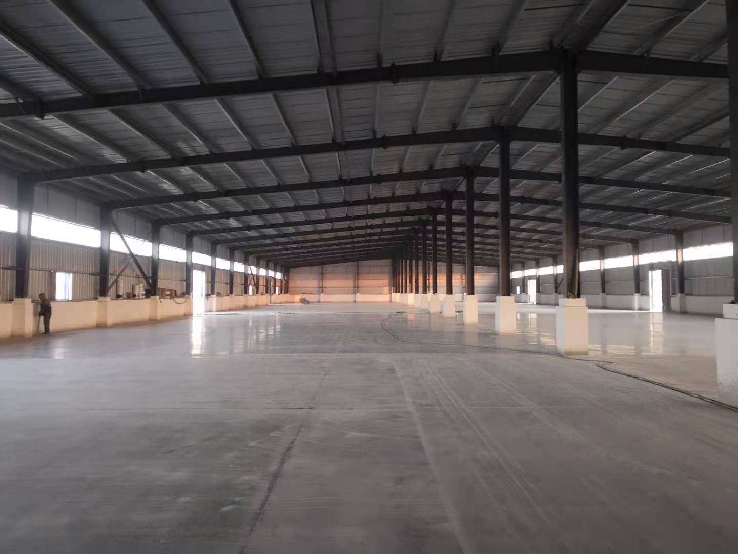 河北化工集團(tuán)內(nèi)蒙分公司車(chē)間地坪固化施工收尾階段！